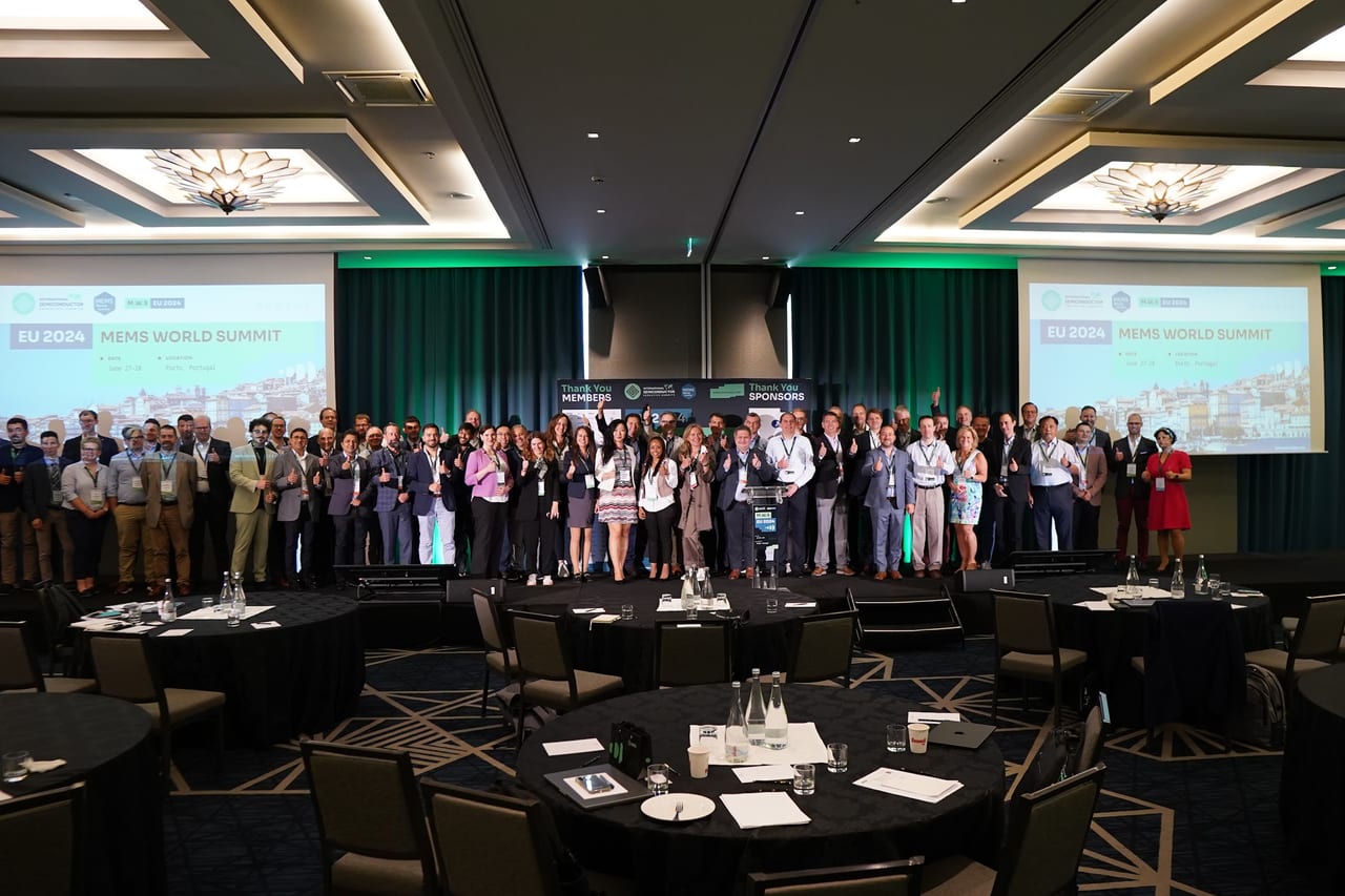 The full room of delegates gathered for the group photograph at the MEMS World Summit, Porto